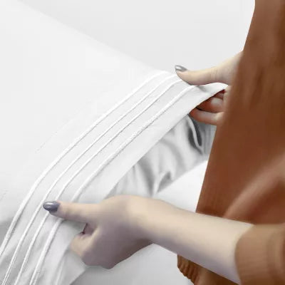 Hoey Queen Size 4-Piece Microfiber Sheet Set ¨C Deep Pocket Bed Sheets with Embroidered Pillowcases and Storage Pocket (White)