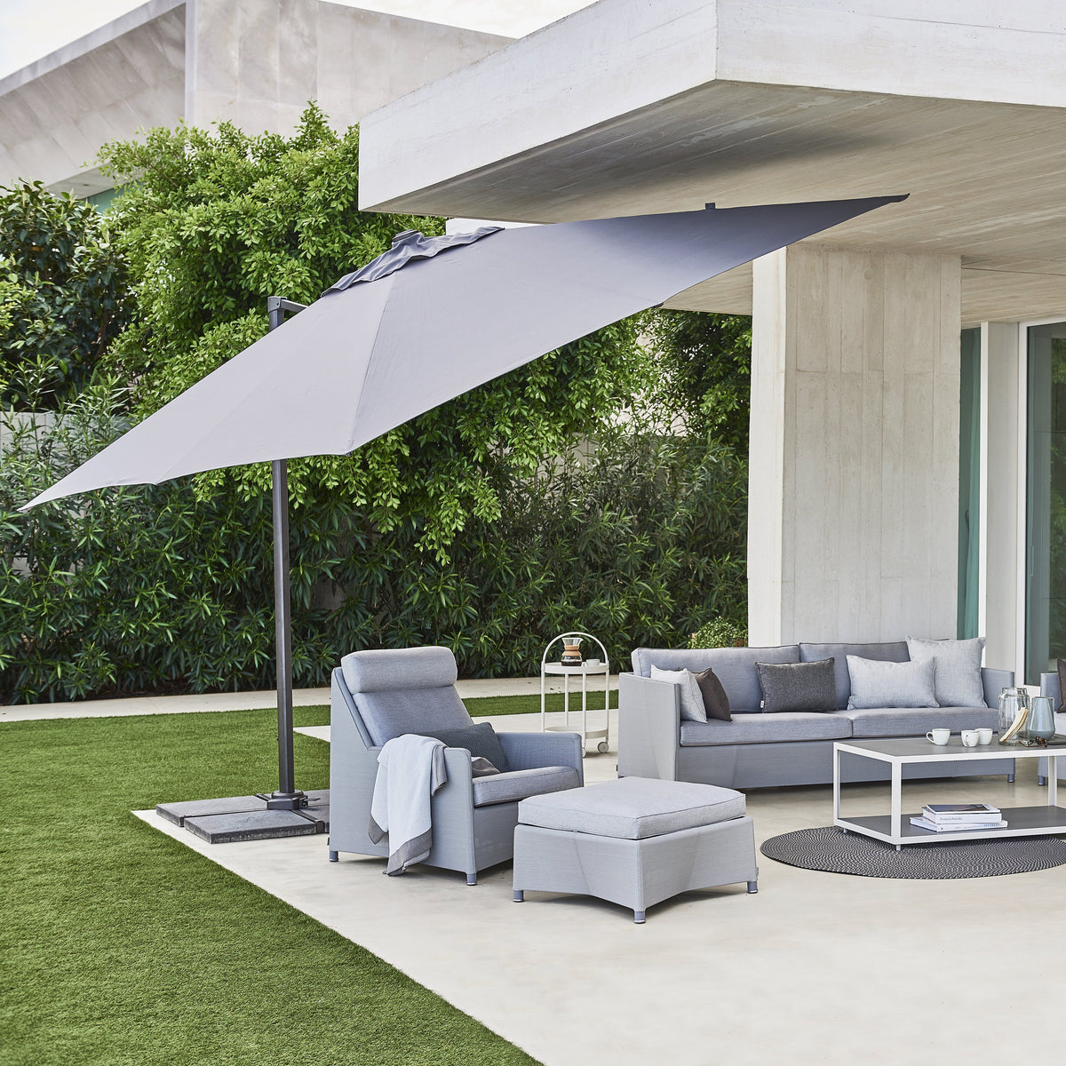 Hyde Lux Tilt Parasol with Base